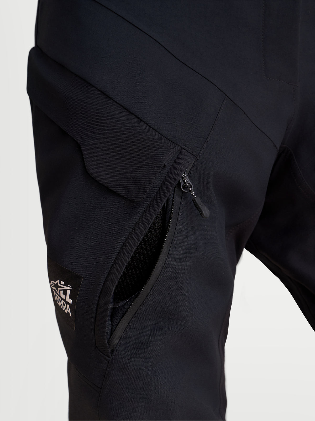 Alpinestars Stella ST-7 V2 2L Gore-Tex byxor, svarta äventyrsmotorcykelbyxor för dam, närbild som visar vattentät cargoficka och lårventilerad dragkedja