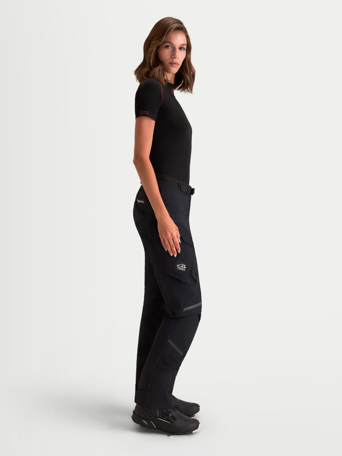 Alpinestars Stella ST-7 V2 2L Gore-Tex byxor, svarta äventyrsmotorcykelbyxor för dam med vattentät GORE-TEX-konstruktion och cargofickor, sidoprofil som bärs av en modell