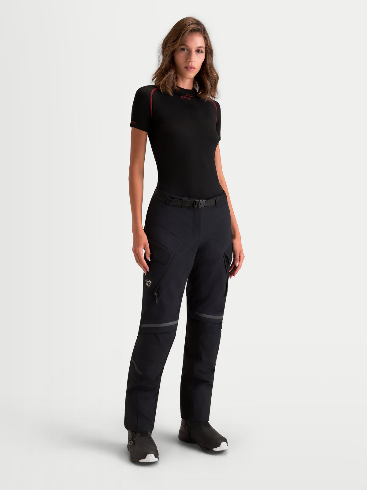 Alpinestars Stella ST-7 V2 2L Gore-Tex byxor short, svarta äventyrsmotorcykelbyxor för dam med vattentät GORE-TEX-konstruktion och cargofickor, på modell framifrån