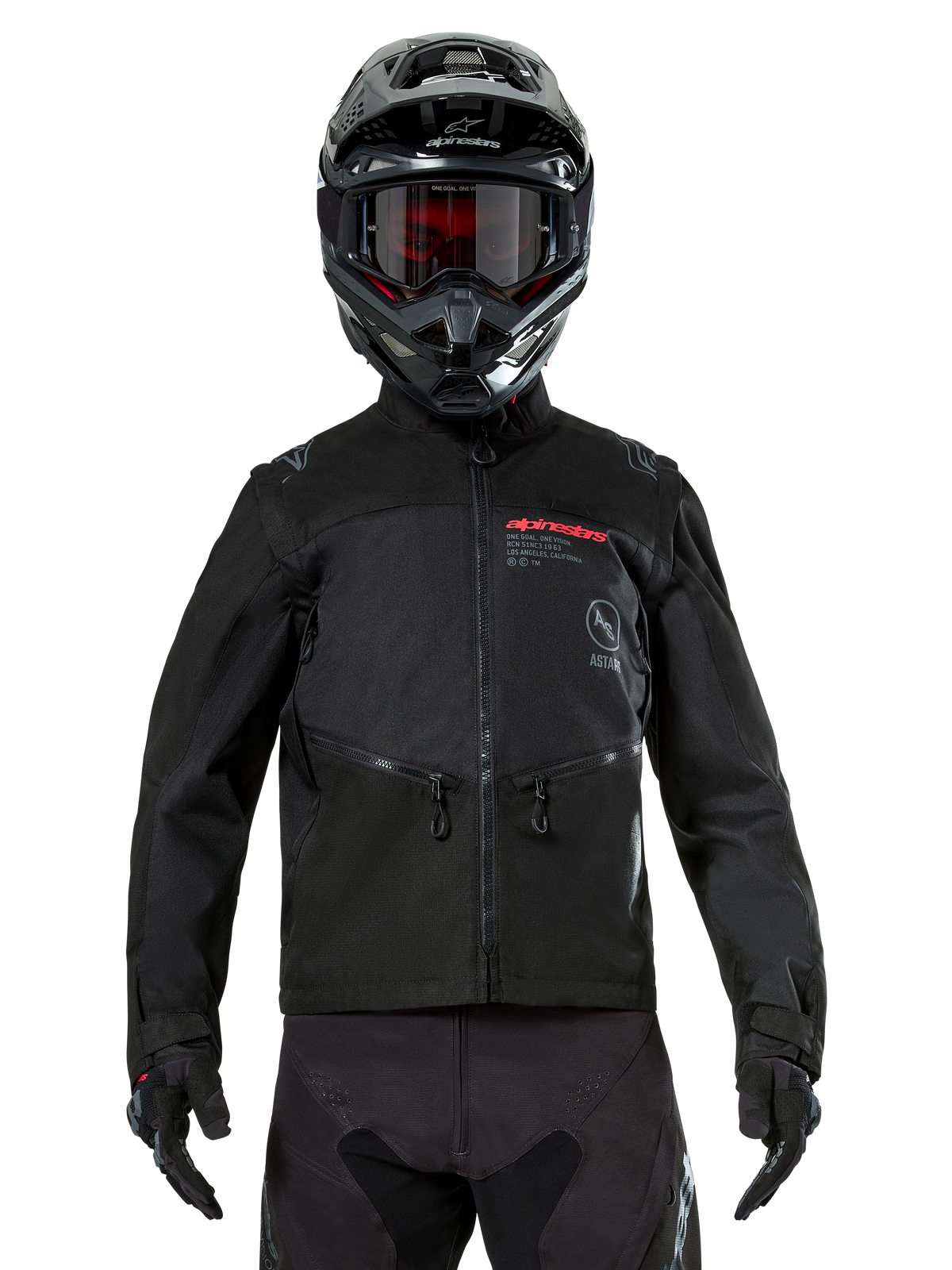 Alpinestars Pro-Dura-jacka, svart offroad-motorcykeljacka, framifrån buren av en förare med matchande svart hjälm och goggles, med röd Alpinestars-branding, bröstfickor med dragkedja och hållbar textilkonstruktion för endurokörning.