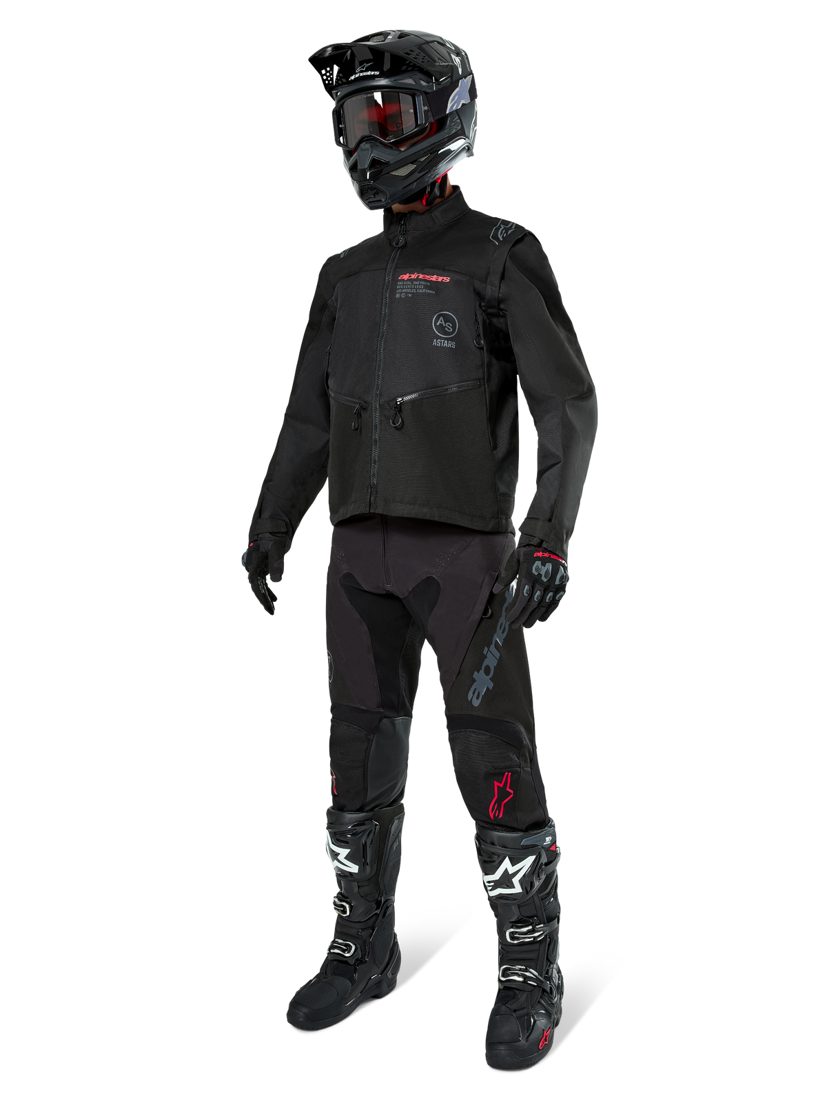 Motocrossförare klädd i komplett racingutrustning, Alpinestars Pro-Dura-jacka i svart, svarta byxor med grå logotyper och röda detaljer, svart hjälm med goggles och svartvita motocross-stövlar, matchande outfit för enduro- och terrängkörning