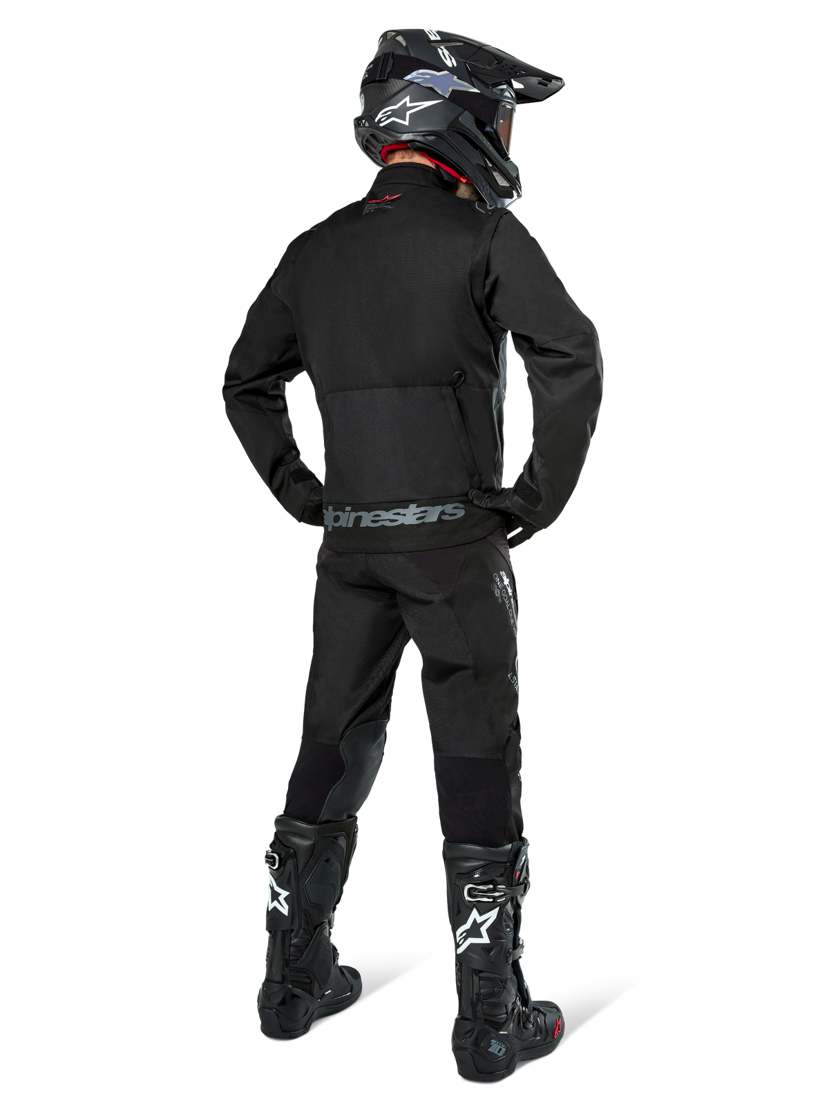 Alpinestars Pro-Dura-jacka, svart offroad- och endurojacka, baksida buren med matchande byxor och svarta Tech 10-stövlar, framträdande Alpinestars-logotyp på nedre delen av ryggen, robust textilkonstruktion för aggressiv stigkörning