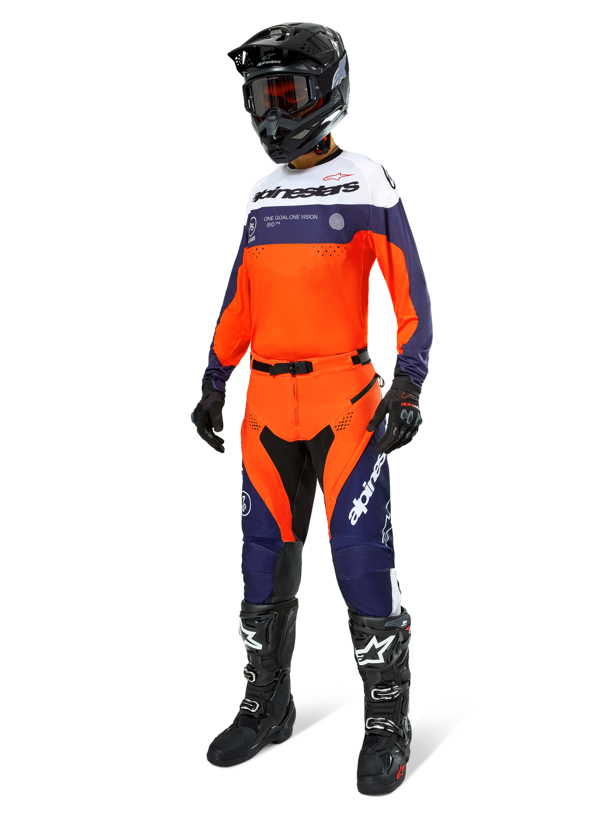 Alpinestars Pro-Dura byxor, motocross- och endurobyxor, marinblå, starkt orange och vit, bärs som en del av en komplett racingutrustning med matchande tröja, svart hjälm och svarta stövlar, med slitstarka paneler och tydliga logotyper för prestanda vid terrängkörning.