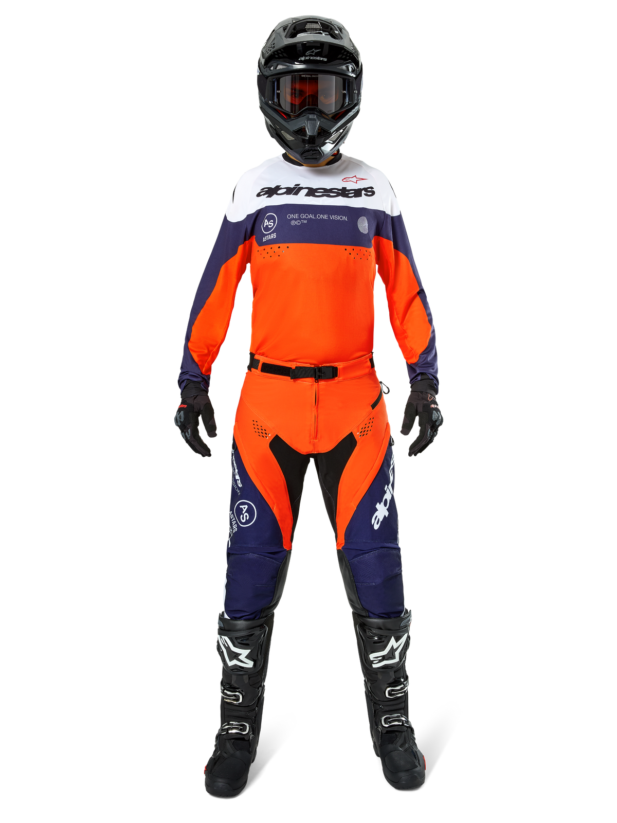 Motocrossförare i Alpinestars Pro-Dura-byxor i marinblått, orange och vitt, med matchande långärmad tröja, svart hjälm med goggles, svarta handskar och svarta motocross-stövlar, komplett racingutrustning för offroad.