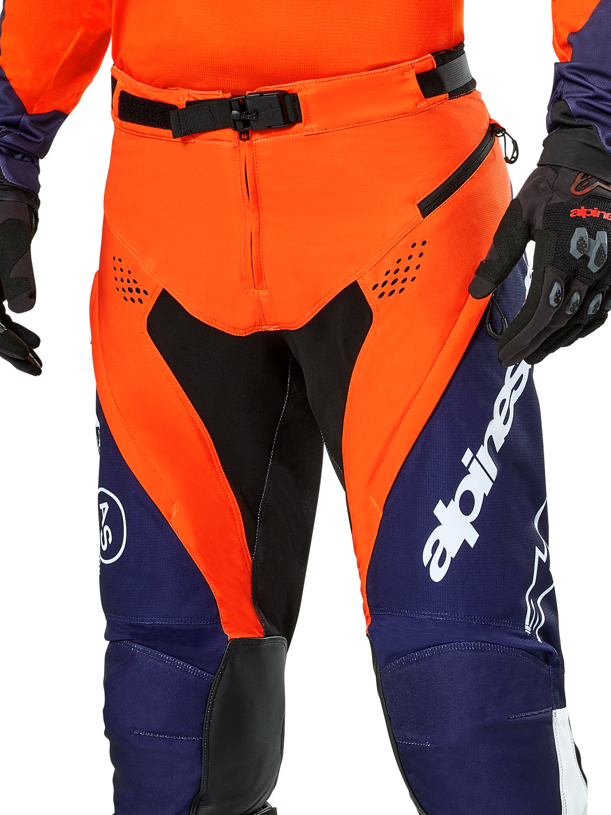 Alpinestars Pro-Dura byxor, endurobyxor, marinblå, starkt orange och vita, detaljvy av midjan med SX2-magnetspänne och ventilationsöppningar med dragkedja på låren, slitstarkt ripstop-material med tydlig logotyp, bärs med matchande utrustning