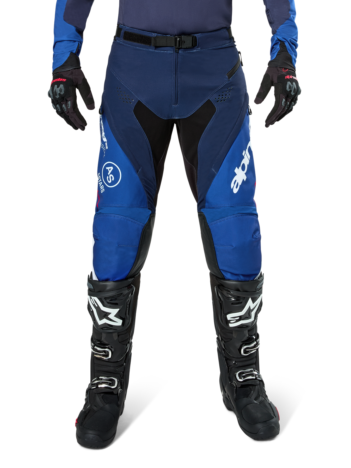 Alpinestars Pro-Dura byxor, motocrossbyxor, marinblå och klarblå med vita detaljer, frontvy bärs med svarta stövlar och handskar, teknisk design för enduro- och terrängkörning