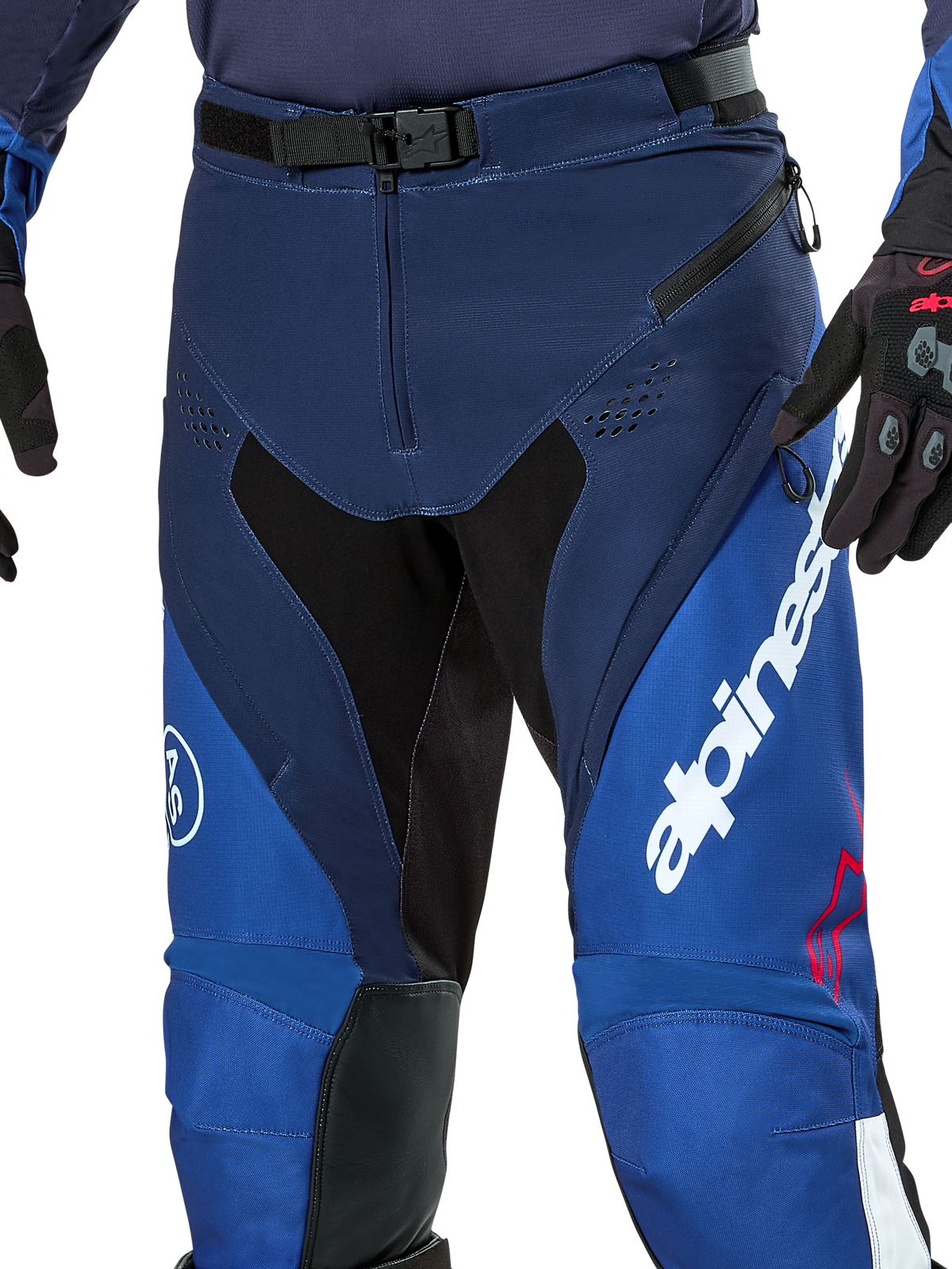 Alpinestars Pro-Dura byxor, enduro- och motocrossbyxor, marinblå, klarblå och vita, närbild som visar SX2 magnetiskt midjespänne, ventilationsöppningar med dragkedja på låren och slitstarka stretchpaneler med tydlig vit logotyp.