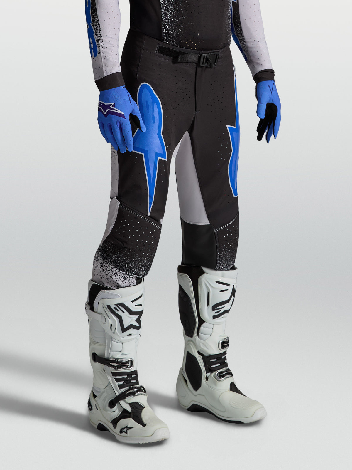 Alpinestars Supertech Hiten AFD byxor, motocrossbyxor för herr, svarta och blåa, atletisk passform i stretch-ripstop med läderpaneler på knäna, optimerade för terrängkörning.
