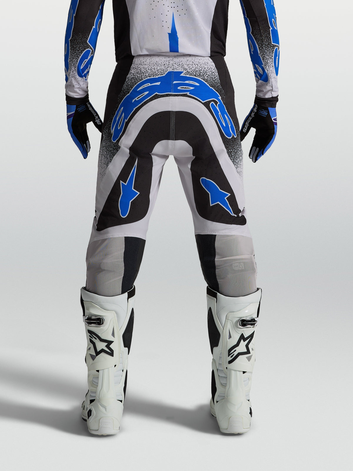Alpinestars Supertech Hiten AFD byxor, motocrossbyxor för herr, blå och svarta, atletisk tävlingspassform visad bakifrån.
