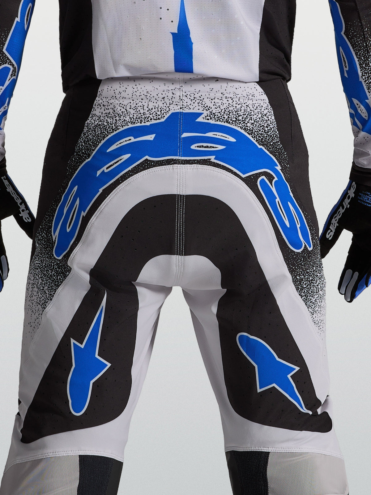Alpinestars Supertech Hiten AFD byxor, blå och svarta motocrossbyxor, närbild bakifrån på atletisk passform med stretchpaneler.