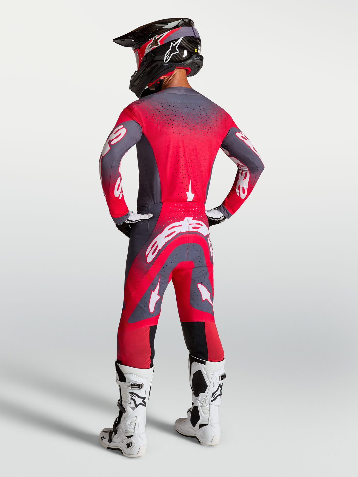 Alpinestars Supertech Hiten AFD byxor, motocrossbyxor för herr, gråa och röd fluo, atletisk passform, vy bakifrån på modell.