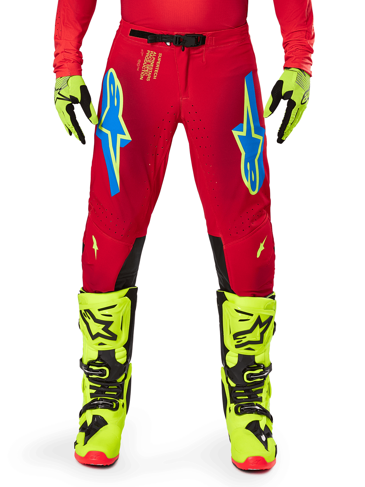 Alpinestars 2025 Supertech Maker byxor, motocrossbyxor, klarröda och neongula, med blå Astars-logotyper på låren, ventilationsperforeringar och svarta inre knäpaneler, bärs med matchande neongula stövlar och handskar.