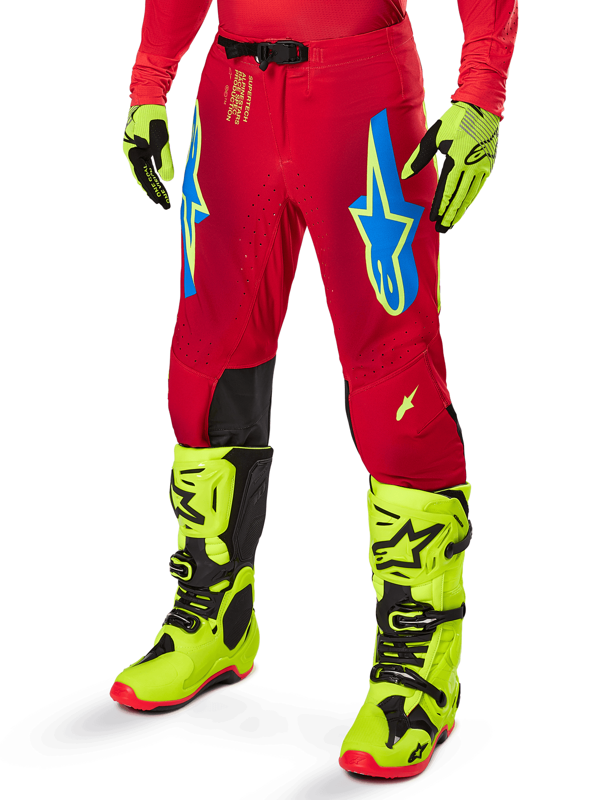 Alpinestars 2025 Supertech Maker Pants, motocrossbyxor, klarröda med blå och gula stjärnlogotyper, svarta knäpaneler, perforerad ventilation, koordinerade med neongula stövlar och handskar