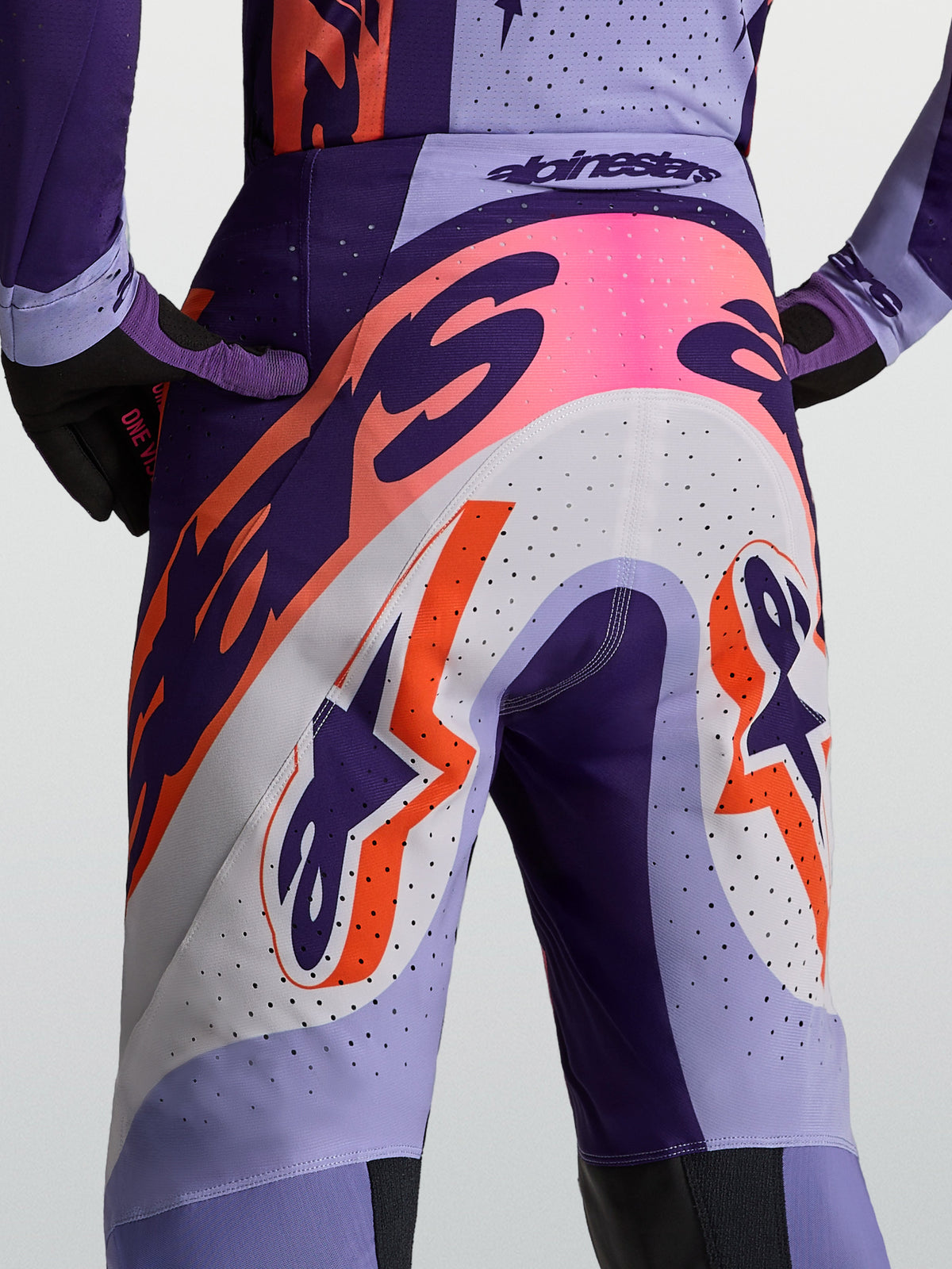 Alpinestars Supertech Dyna motocrossbyxor för herrar, lila och rosa fluo, ventilerad atletisk passform, vy bakifrån.