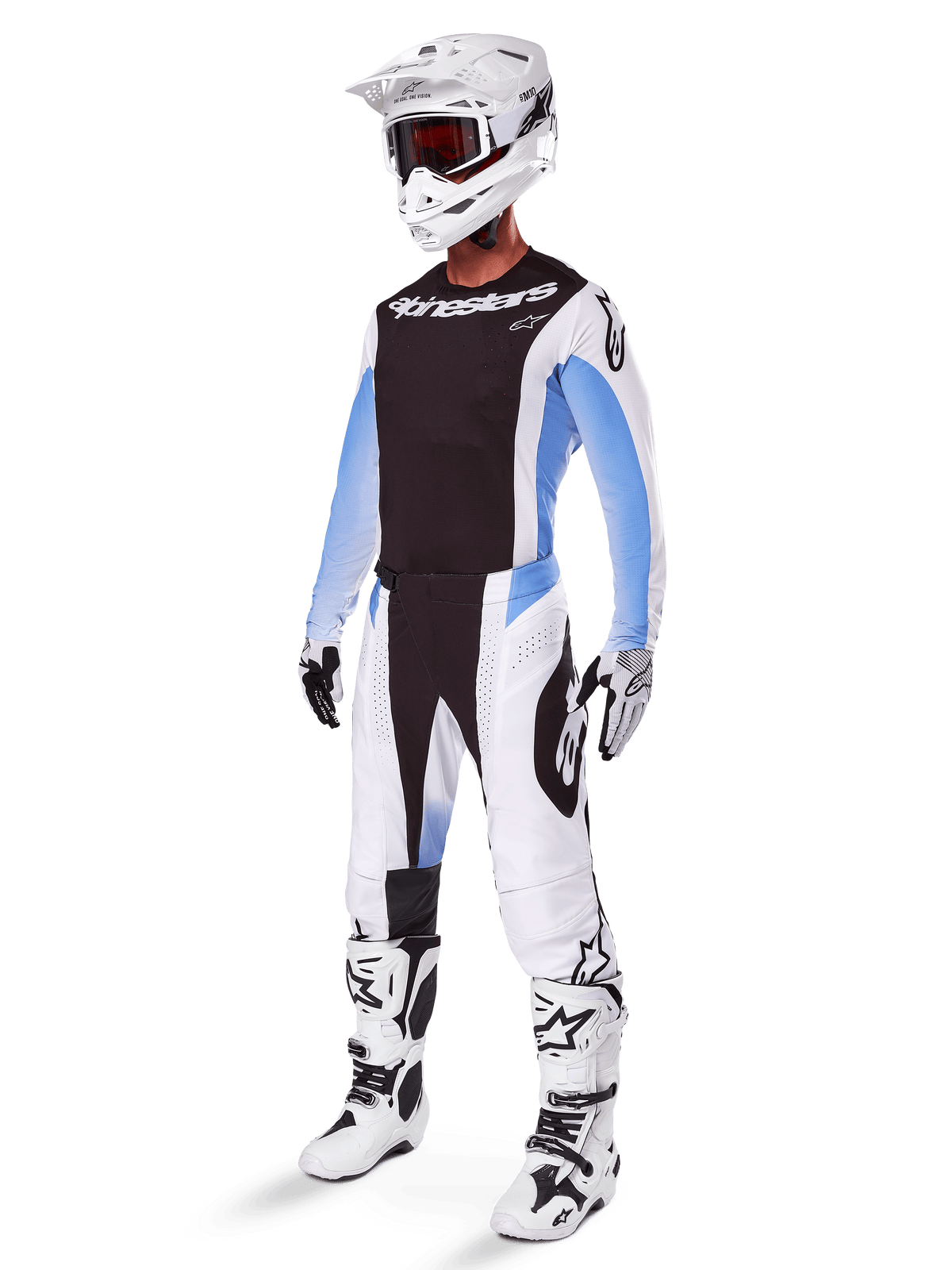 Motocrossförare iklädd Alpinestars 2025 Techstar Melt byxor, vit och svart motocrossutrustning med ljusblå detaljer, matchande tröja och handskar, vit hjälm och goggles, vita och svarta racingstövlar, professionell off-road-utrustning.