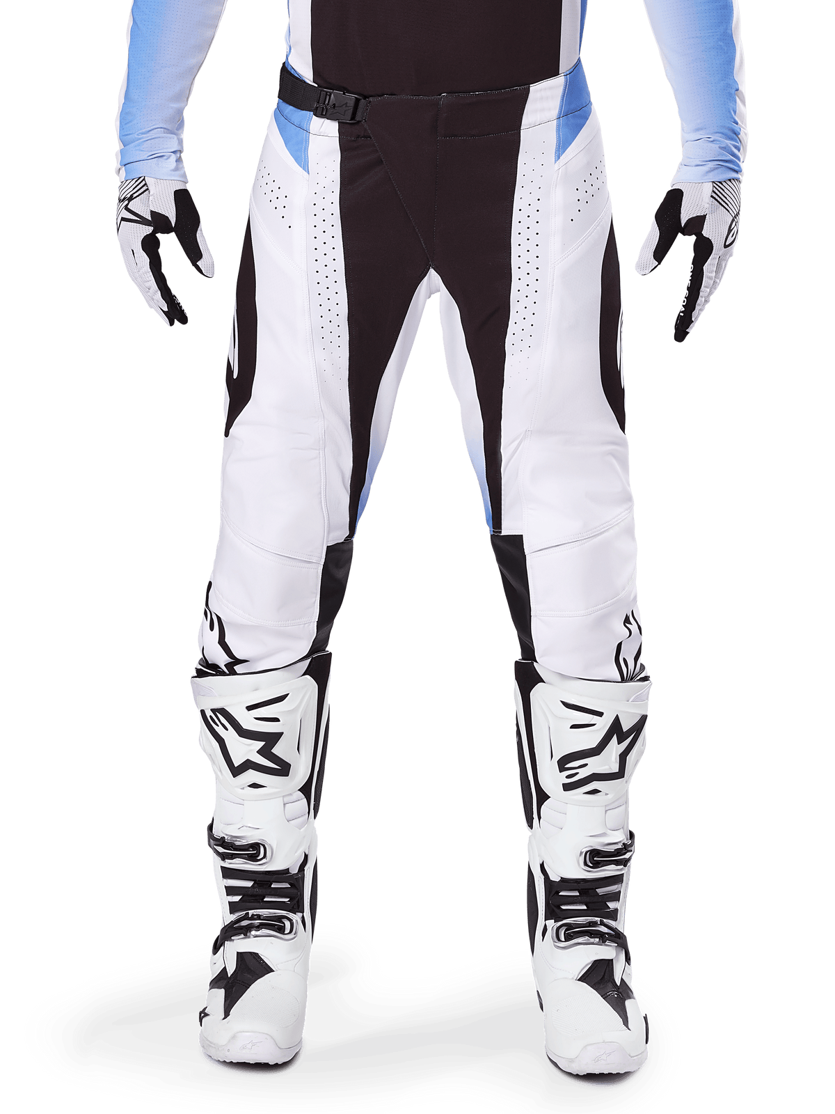 Alpinestars 2025 Techstar Melt byxor, motocrossbyxor, vita och svarta med ljusblå detaljer, bärs med matchande vita och svarta stövlar och handskar, laserskurna perforeringar och högpresterande racingdesign