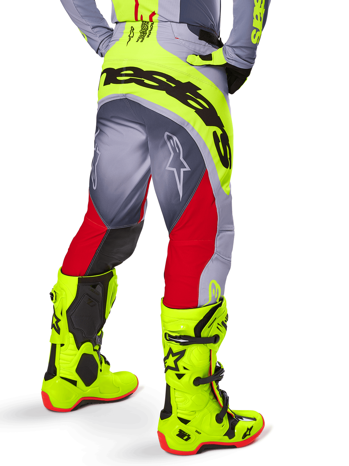 Alpinestars 2025 Techstar Melt byxor, motocrossbyxor, klarröda och grå med fluorescerande gult, vy bakifrån som visar svart Alpinestars-logotyp över sätet, matchade med neongula stövlar, designade för terrängprestanda