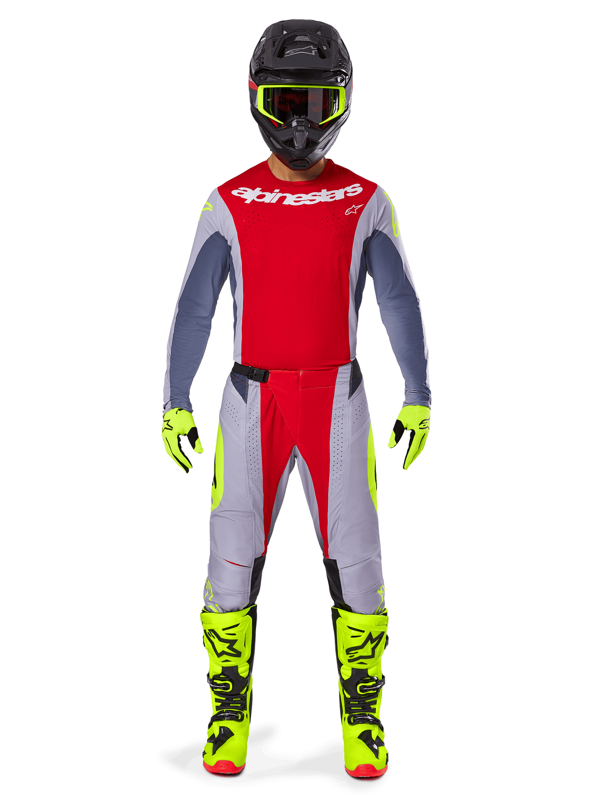 Motocrossförare bär Alpinestars 2025 Techstar Melt-byxor i Bright Red och grått, med livfulla röda paneler och neongula detaljer, kombinerat med matchande tröja, svart hjälm med neongula goggles samt klargula stövlar och handskar, koordinerad outfit för professionell motocrossracing.
