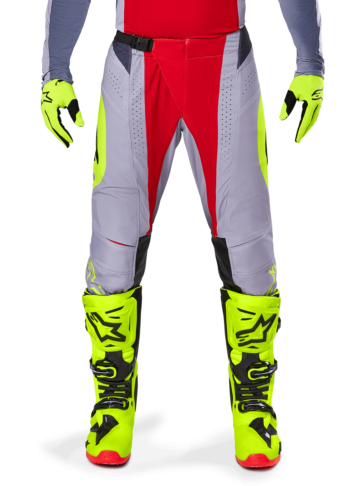 Alpinestars 2025 Techstar Melt-byxor, motocrossbyxor, ljusröd och grå, med en grå bas, röda mittpaneler och neongula sidodetaljer, laserskurna perforeringar för ventilation, bärs med neongula handskar och stövlar, högpresterande utrustning för terrängkörning