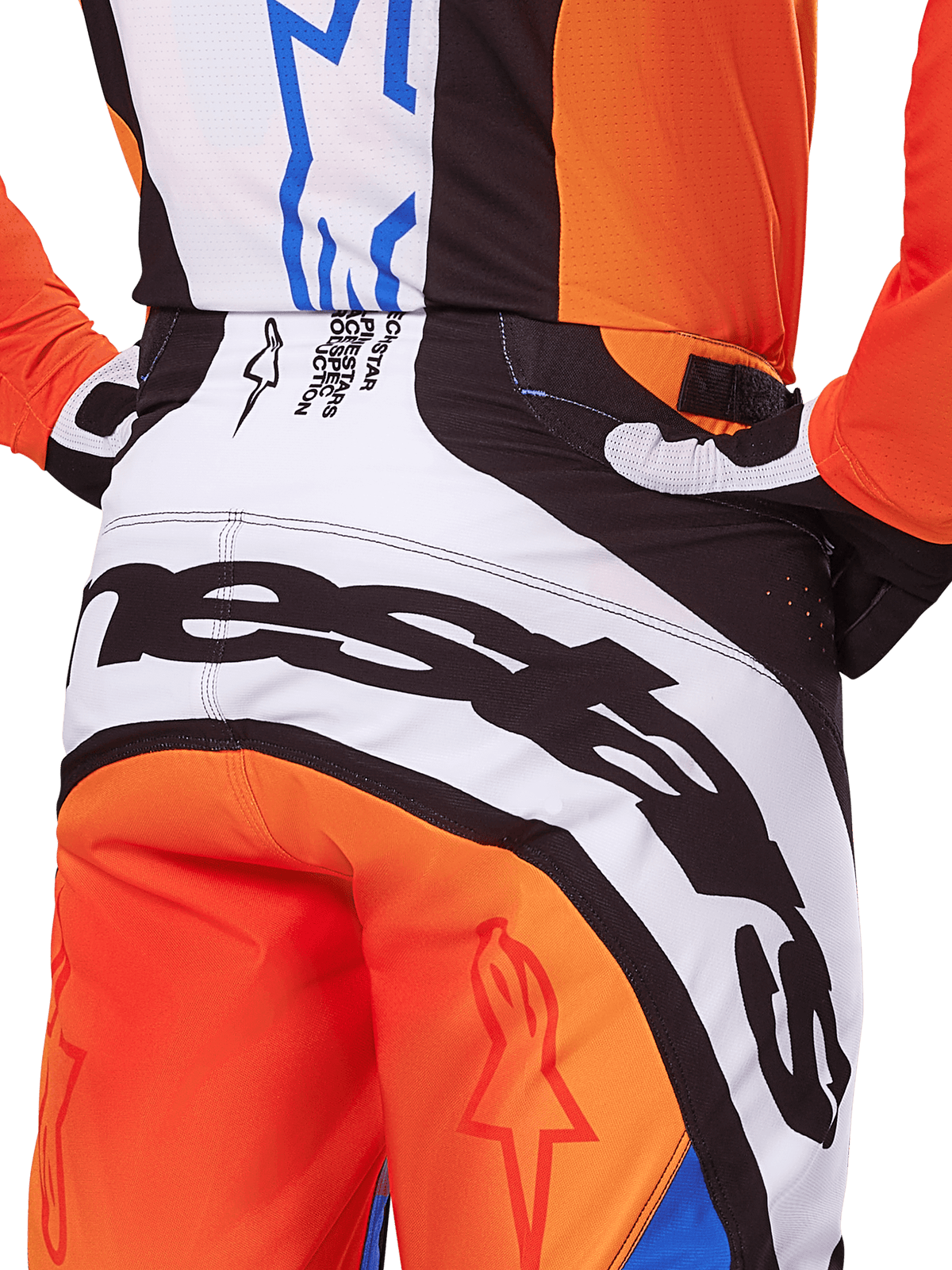 Alpinestars 2025 Techstar Melt byxor, motocrossbyxor, orange och blå, närbild bakifrån på sätet och midjan, framträdande svart logotyp på vit bakgrund, orangea paneler med röda stjärnlogotyper, atletisk prestandautrustning för terrängkörning
