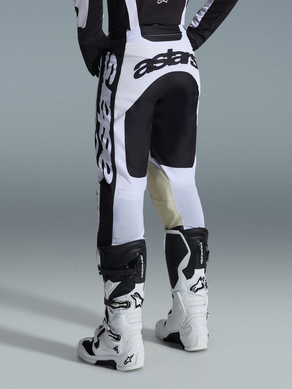 Alpinestars 2026 Racer Riway byxor, motocrossbyxor, vita och svarta, baksida som visar tydlig svart logotyp på sätet och sidorna, beige innerpaneler i getläder vid knäna, bärs med matchande vita och svarta motocross-stövlar