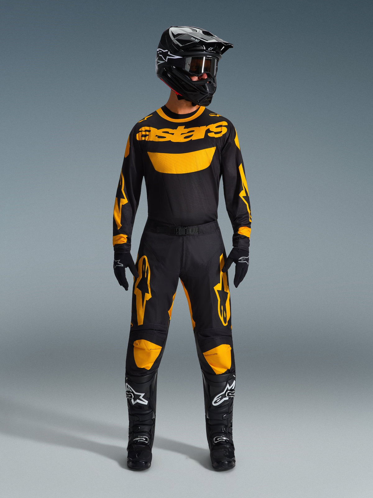 Alpinestars 2026 Racer Riway byxor, motocrossbyxor, gula och svarta, bärs som ett komplett racingställ med matchande långärmad tröja, svart hjälm, svarta goggles och svarta stövlar med vita stjärnlogotyper, professionell off-road-utrustning