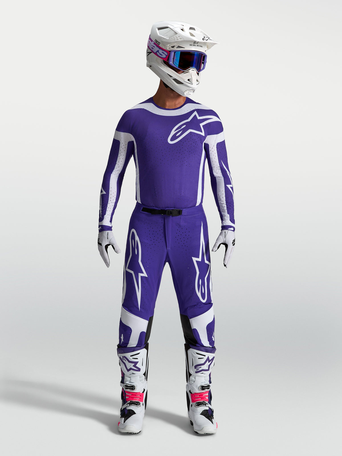 Alpinestars Supertech Vesta byxor, mörkblå och vita motocrossbyxor i ripstop, på modell för terrängkörning.