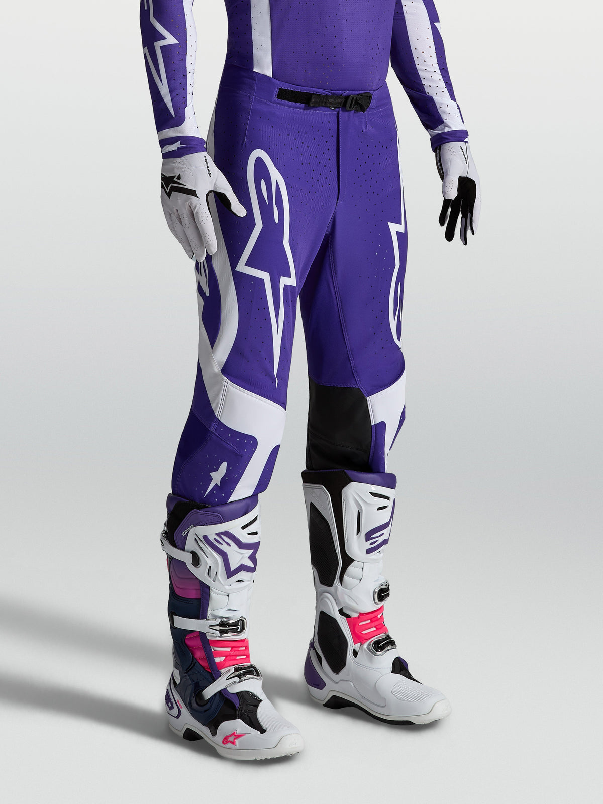 Alpinestars Supertech Vesta byxor, blå och vita motocrossbyxor för herr med atletisk passform och knäpaneler i läder.