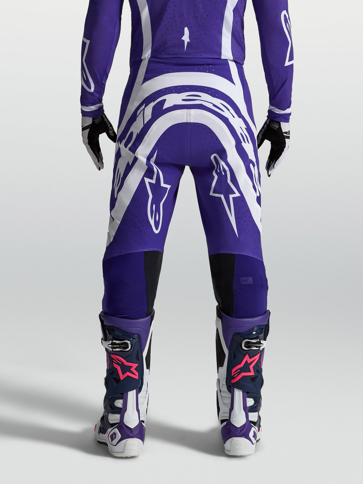Alpinestars Supertech Vesta byxor, mörkblå och vita motocrossbyxor, vy bakifrån med atletisk passform och ripstop-tyg