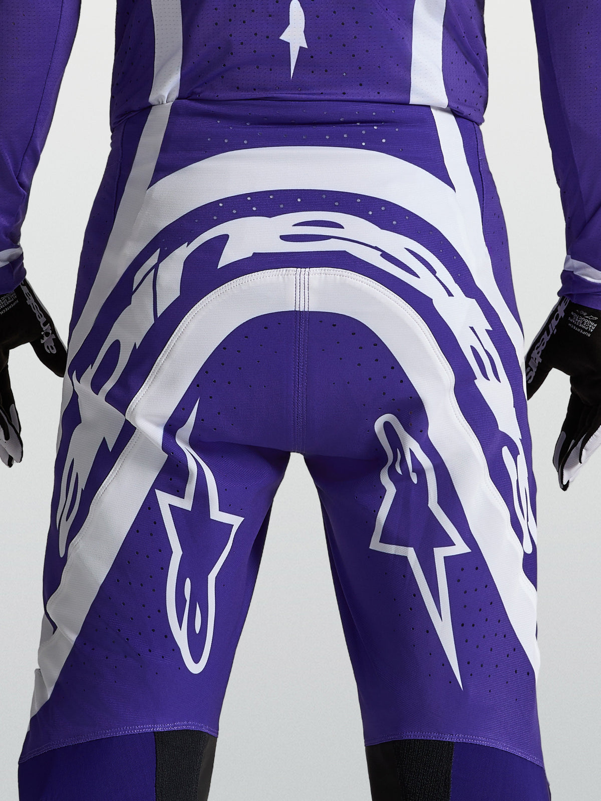 Alpinestars Supertech Vesta byxor, herrmotocrossbyxor i mörkblått och vitt, vy bakifrån med vit logotyp och perforeringar för ventilation.