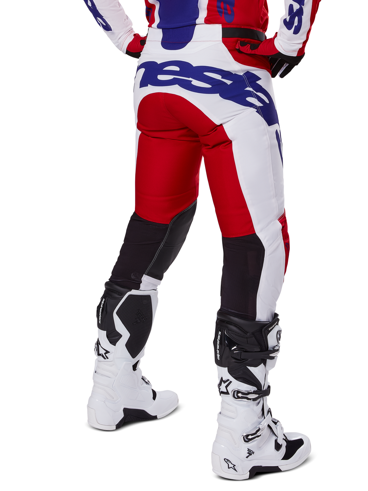 Alpinestars 2025 Racer Veil byxor, motocrossbyxor, klarröda och vita med blå logotyper, vy bakifrån som visar svarta stretchpaneler för ventilation på baksidan av benen, matchade med vita motocross-stövlar