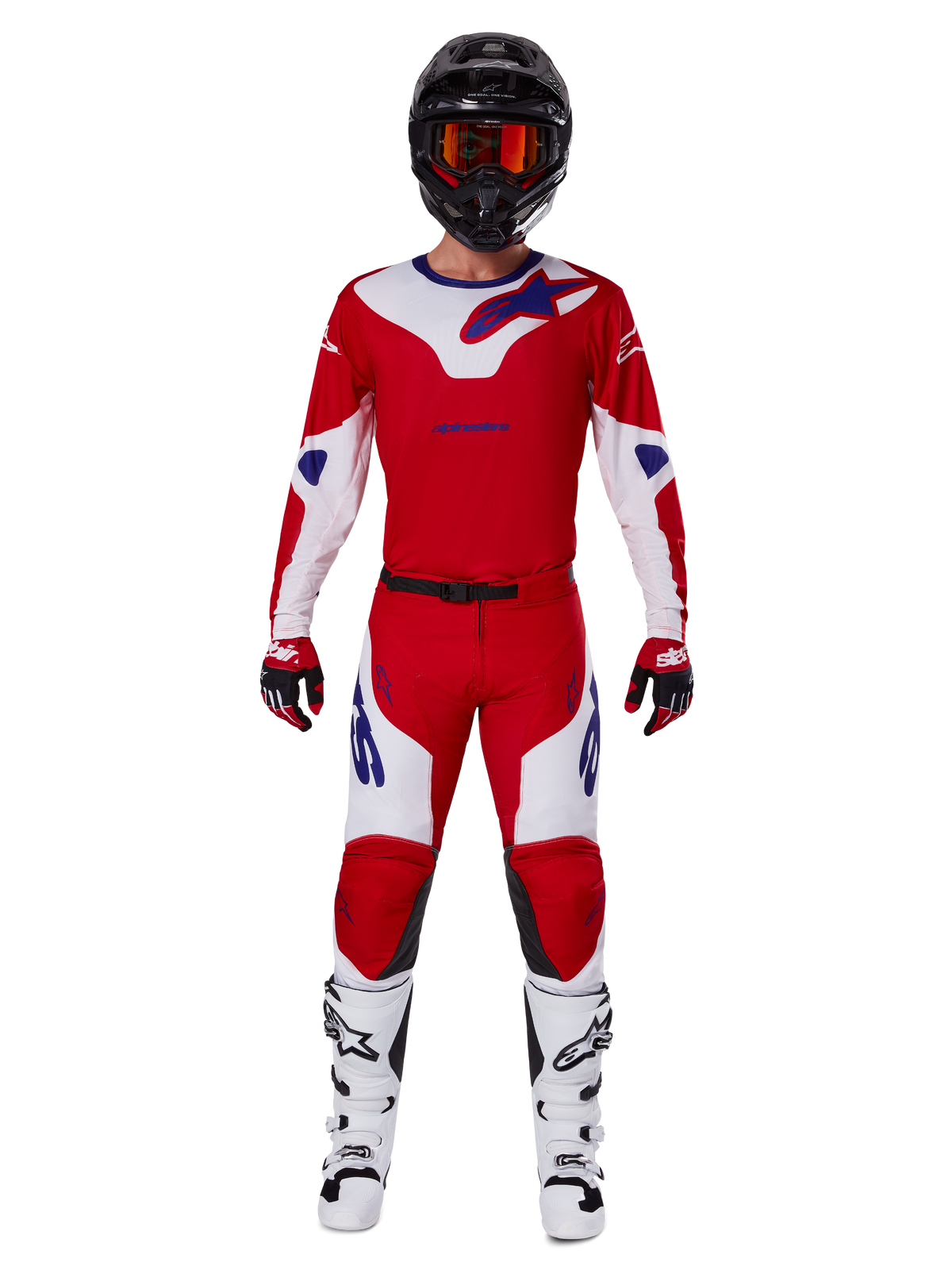 Alpinestars 2025 Racer Veil-byxor och komplett motocrossutrustning, klarröd och vit med blå detaljer, med matchande tröja, svart hjälm med orange goggles, vita och svarta stövlar samt röda handskar, koordinerad prestandalook för terrängkörning