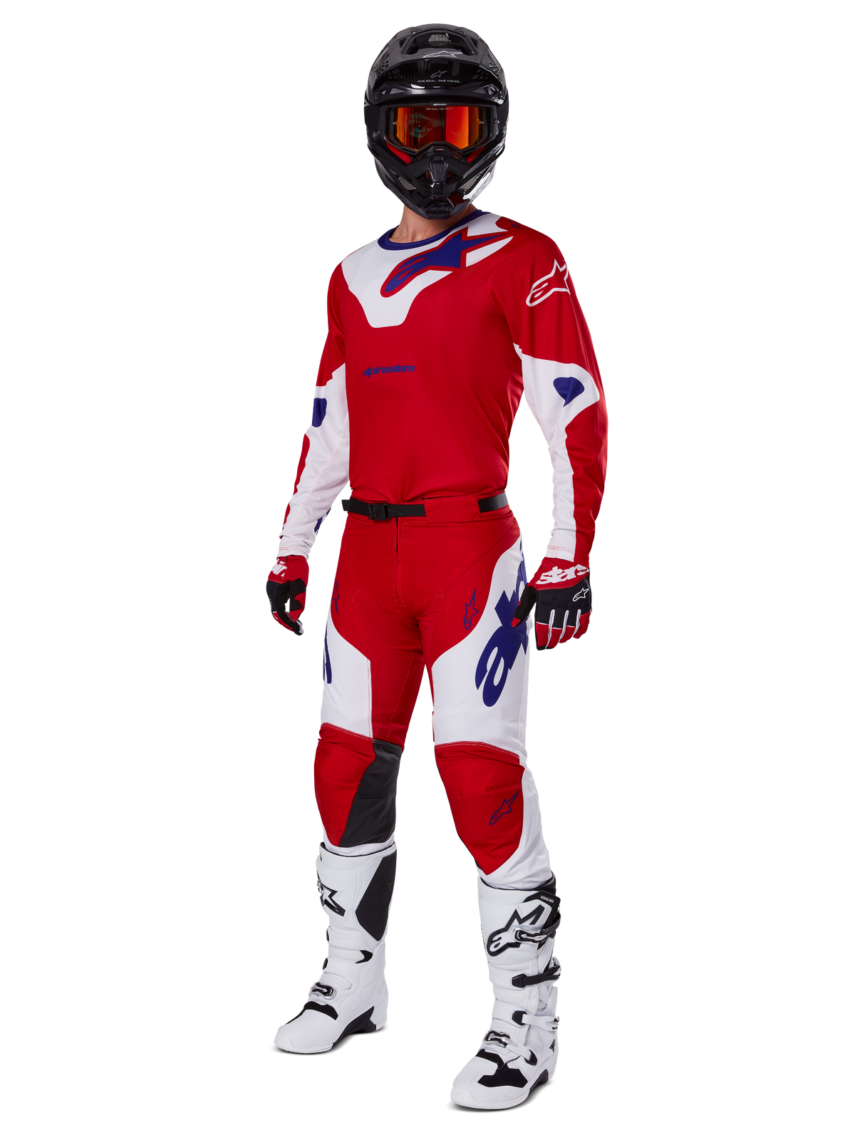 Alpinestars 2025 Racer Veil byxor, motocrossbyxor, klarröda och vita, burna som en del av en komplett racingutrustning inklusive en matchande röd och vit tröja, svart hjälm med orange goggles, vita stövlar och röda handskar, med tydliga blå Alpinestars-logotyper.