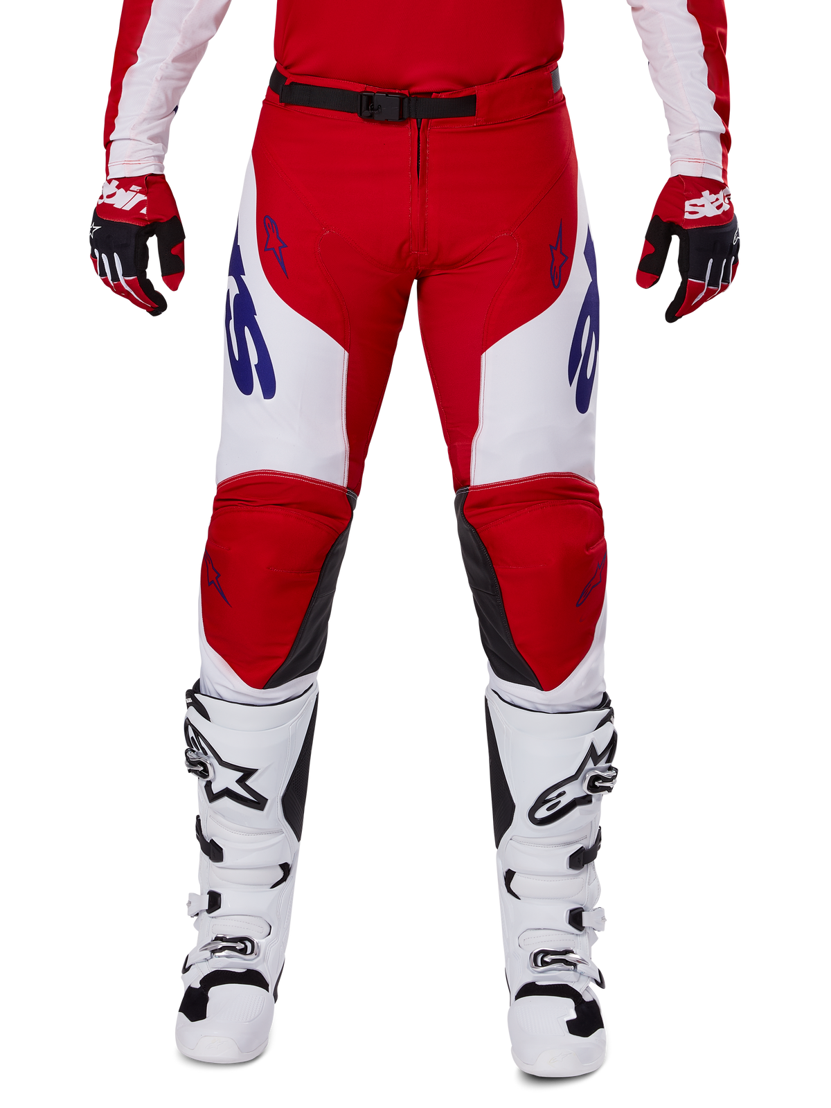 Alpinestars 2025 Racer Veil-byxor, motocrossbyxor, klarröda och vita, bärs med matchande röda handskar och vita stövlar, med blå logotyper på låren och ett svart midjebälte, ergonomisk sportskärning för prestandakörning