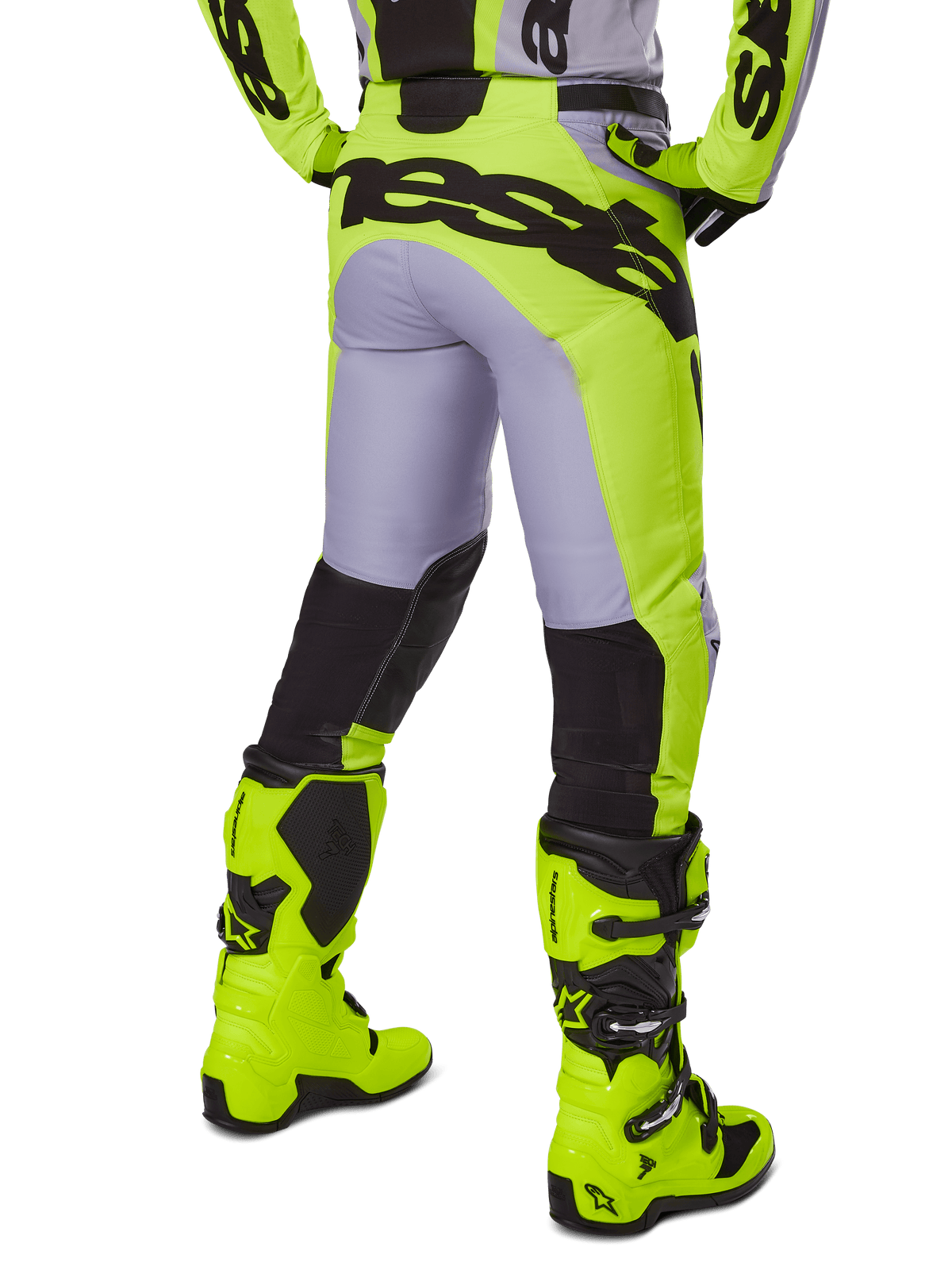 Alpinestars 2025 Racer Veil byxor, motocrossbyxor, grå och gul fluo, vy bakifrån som visar ergonomisk konstruktion med stor svart logotyp över sätet, svarta paneler på underbenen och matchande klargula racingstövlar