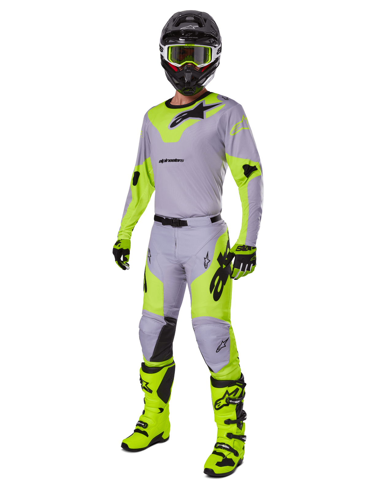 Alpinestars Racer Veil-byxor 2025, motocrossbyxor, grå och neongula, bärs med matchande tröja, svart hjälm, neongula goggles, stövlar och handskar, koordinerad racingoutfit för terrängkörning med framträdande logotyper och ergonomisk design.