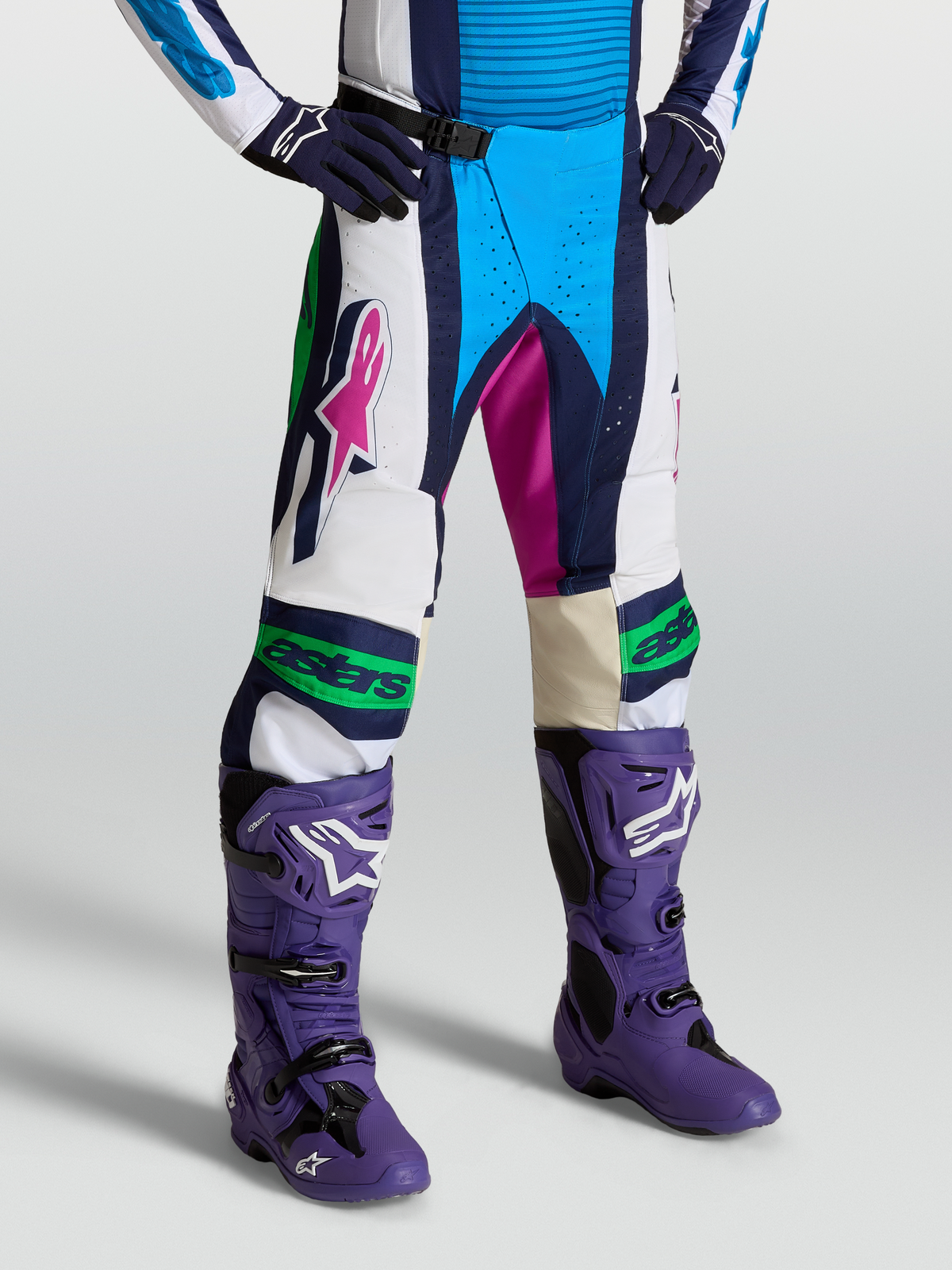 Alpinestars Techstar Maven byxor, blå och vita motocrossbyxor på modell, 600D polytyg och magnetiskt spänne