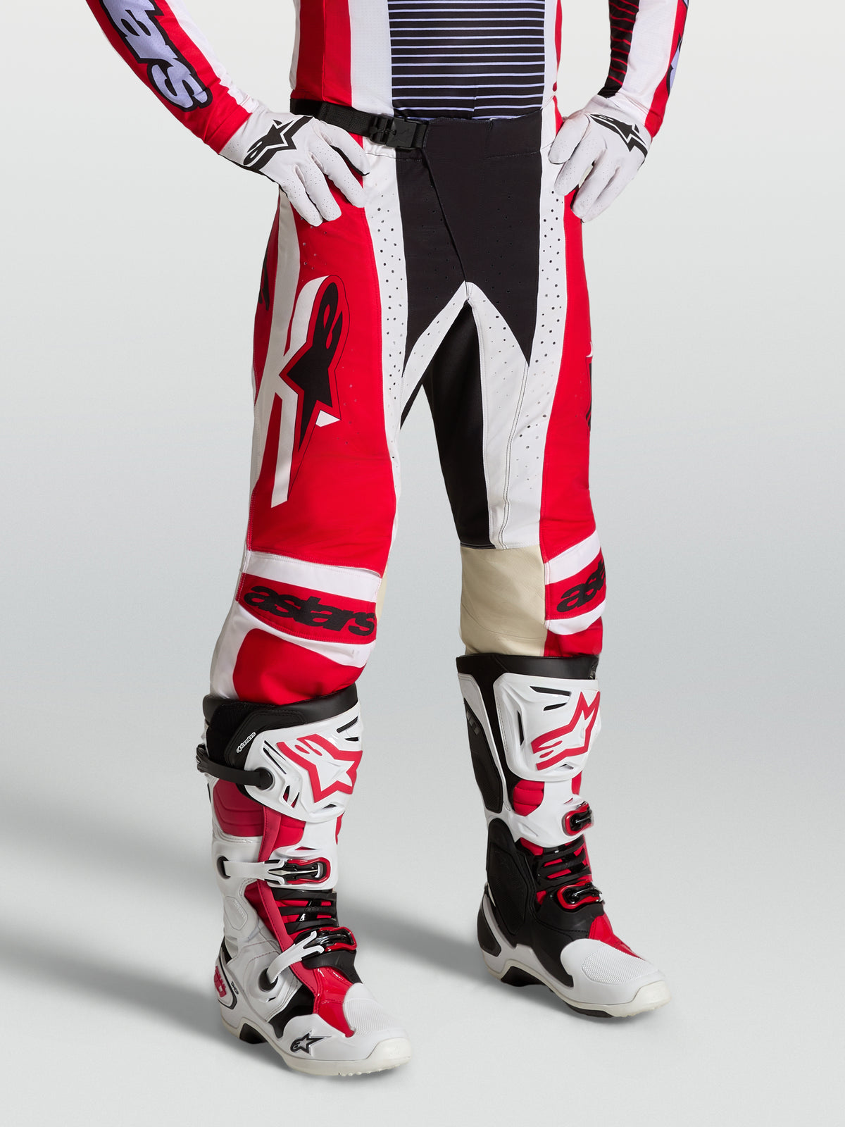 Alpinestars Techstar Maven byxor, röda och vita motocrossbyxor för herrar med läderpaneler och atletisk racingpassform.