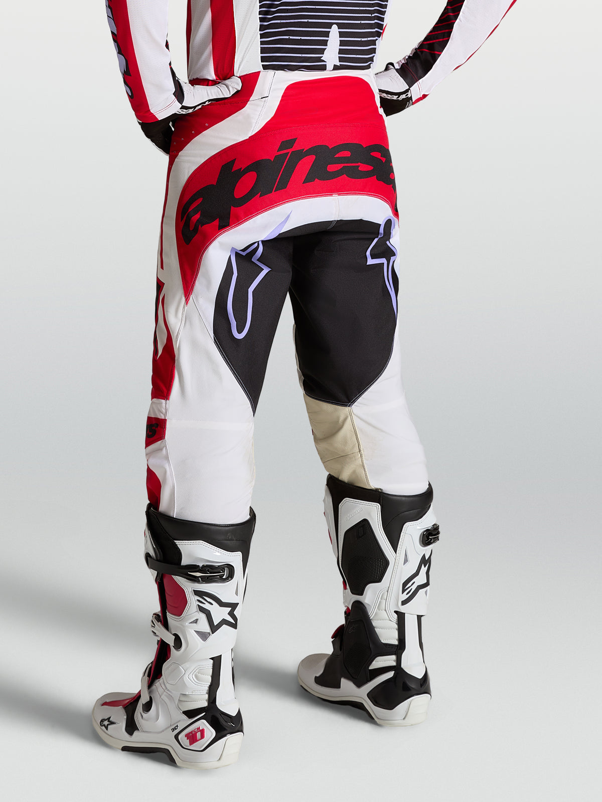 Alpinestars Techstar Maven byxor, röda och vita motocrossbyxor för herrar med atletisk passform och förstärkt säte.