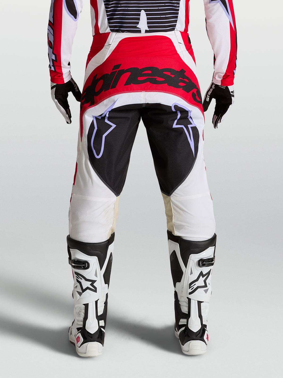 Alpinestars Techstar Maven motocrossbyxor i rött, vitt och svart med förstärkt säte och atletisk tävlingspassform.