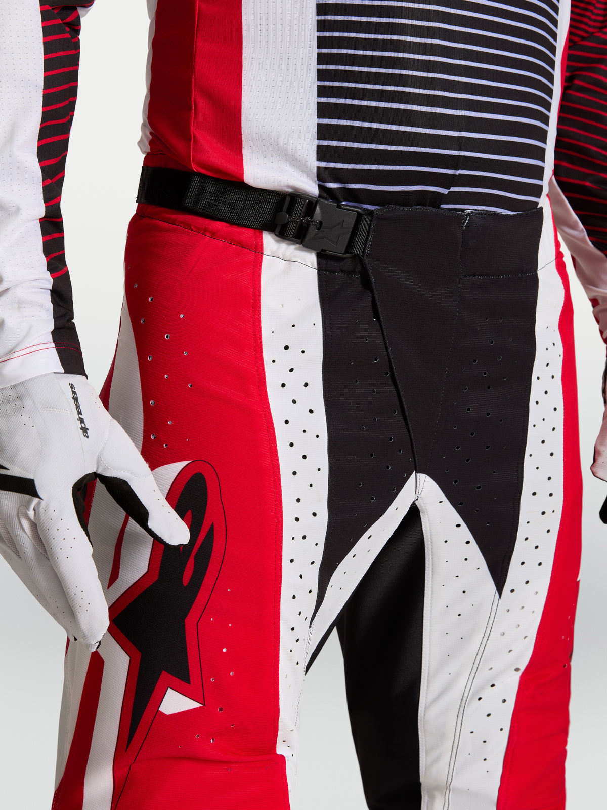 Alpinestars Techstar Maven motocrossbyxor, röda och svarta, med SX2 magnetisk midjelåsning och laserperforeringar.
