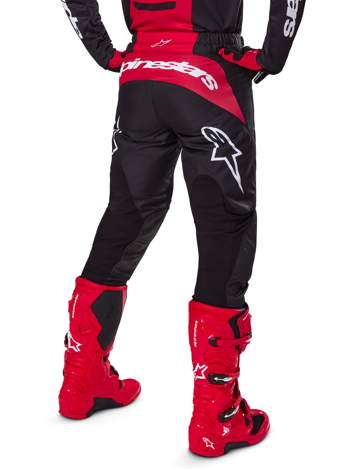 Alpinestars 2025 Fluid Haul utrustningsset, vy bakifrån, svarta och röda motocrossbyxor med stora vita logotyper, matchande tröja och klarröda Tech 7-stövlar, koordinerat racingkit för terrängkörning