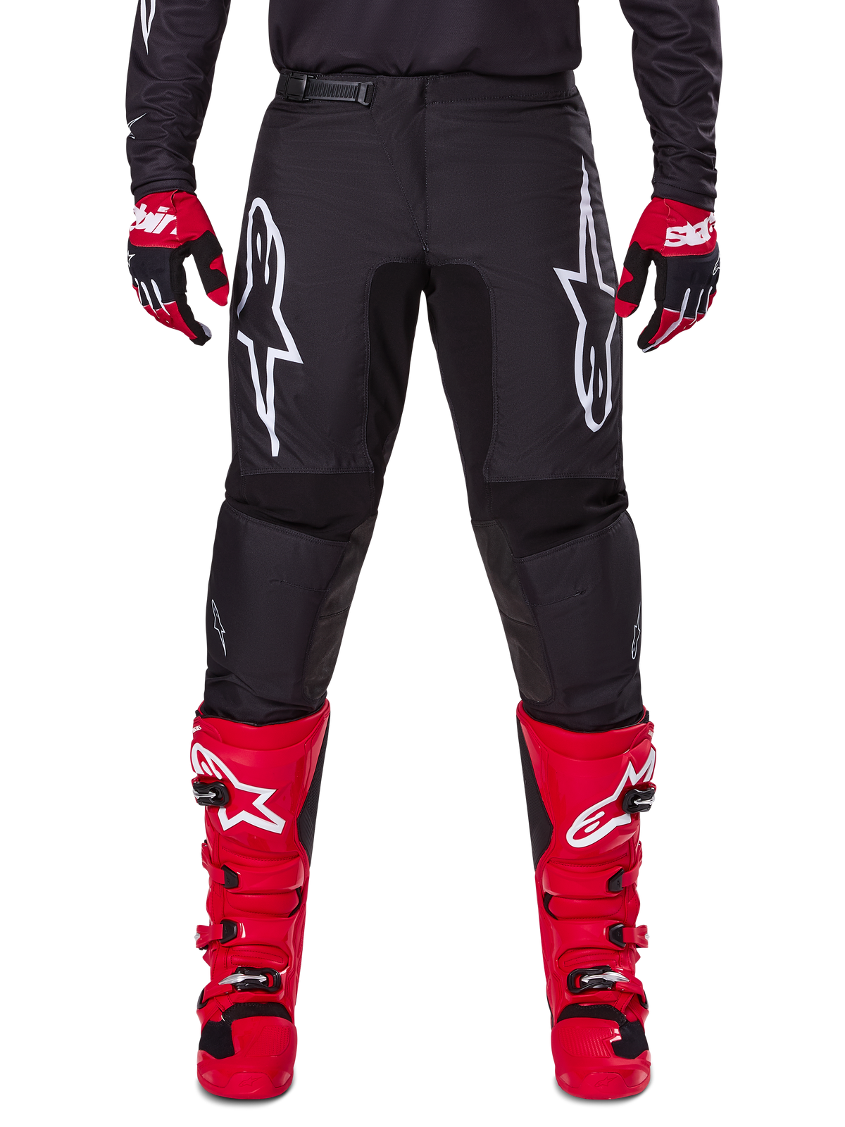 Alpinestars 2025 Fluid Haul Gear Set, svarta motocrossbyxor med vita Astars-logotyper på låren, matchat med klarröda stövlar och röd-svarta handskar, koordinerad motocross-outfit för terrängkörning