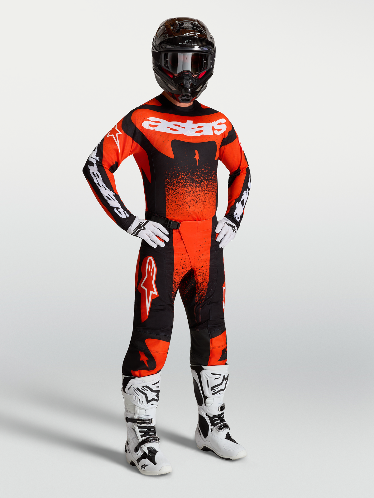 Alpinestars Techstar Swan motocross-ställ för herrar, röd, svart och vit, högpresterande tröja och byxor för terrängkörning.