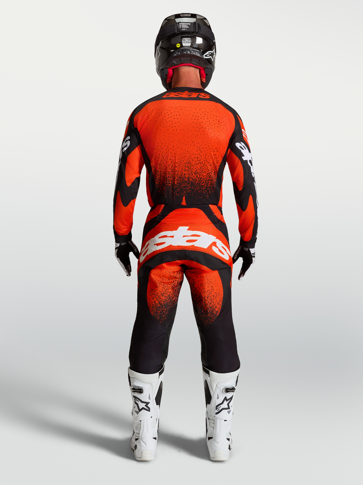 Alpinestars Techstar Swan byxor, röd och svart motocrossutrustning för herr, vy bakifrån med vita racingstövlar.