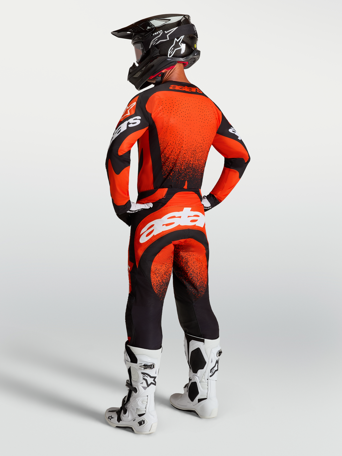 Alpinestars Techstar Swan byxor och tröja, röd och svart motocrossutrustning, vy bakifrån med vit logotyp, racingställ för herr.
