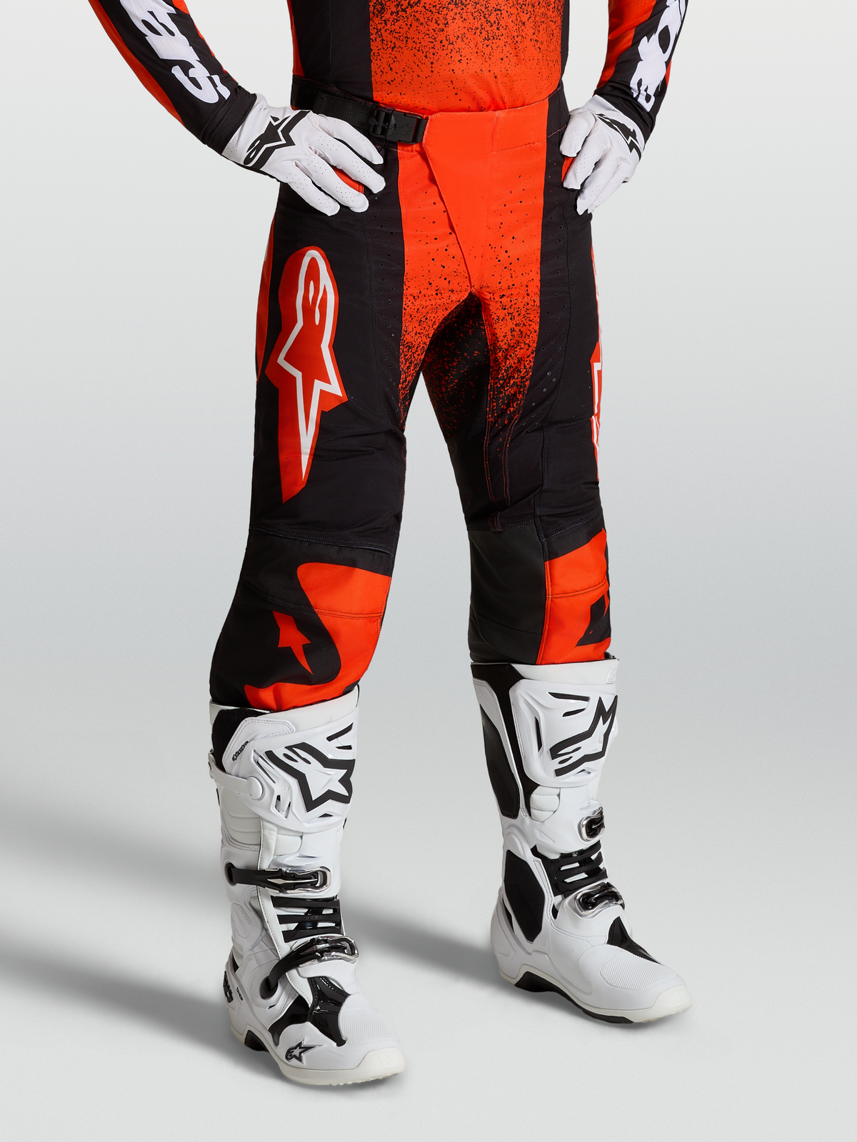 Alpinestars Techstar Swan byxor, motocrossbyxor för herr, röd och svart, ripstop med stretchpaneler och SX2 magnetspänne