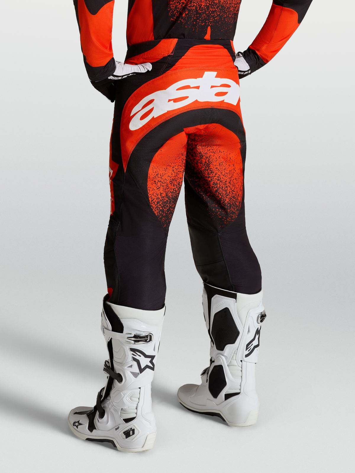 Alpinestars Techstar Swan byxor, motocrossbyxor för herr, röd och svart, vit Astar-logotyp bak, med Tech 10-stövlar.