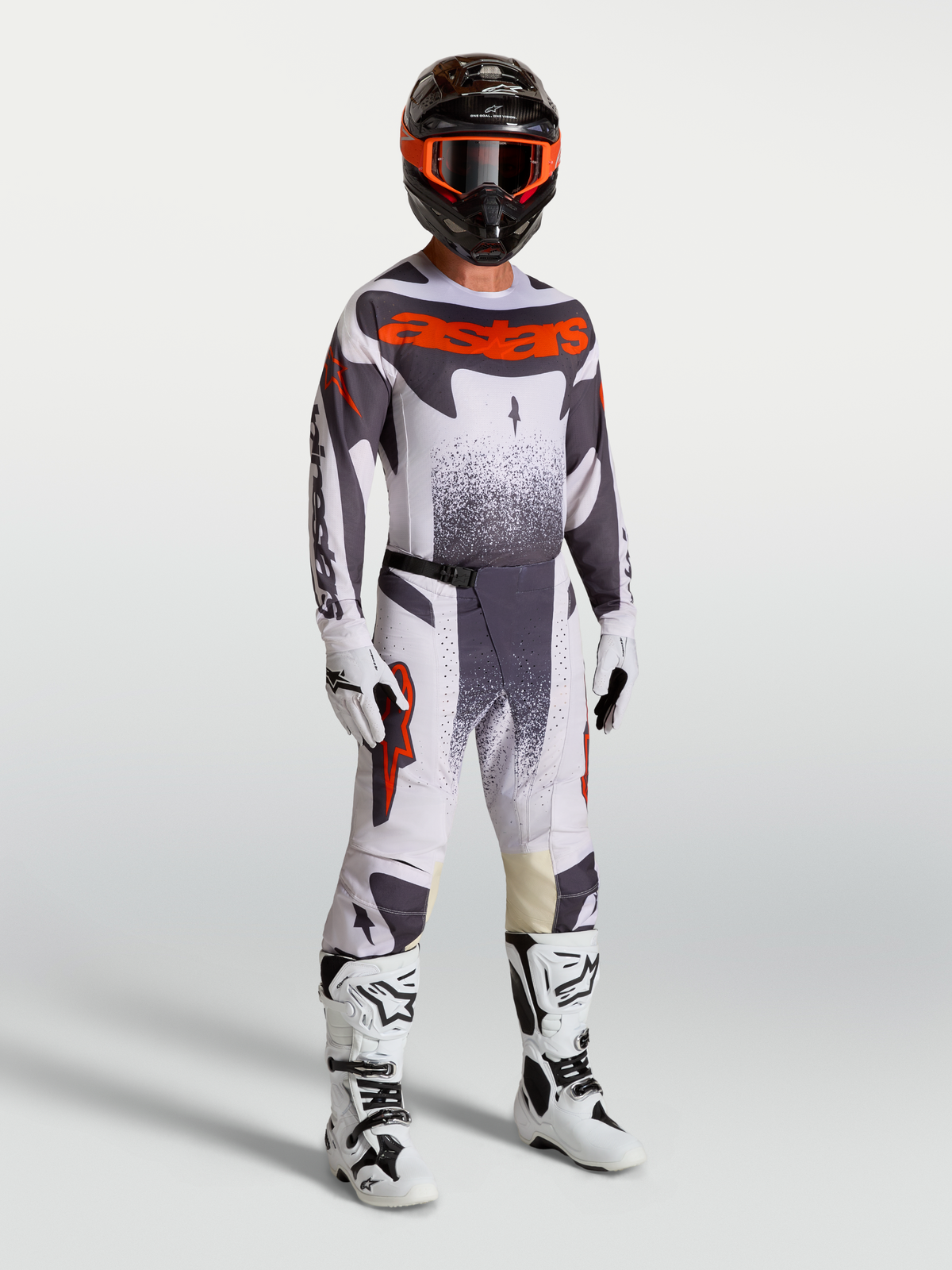 Alpinestars Techstar Swan motocross-set, herrbyxor och tröja i ljuslila och röd fluo med vita stövlar.
