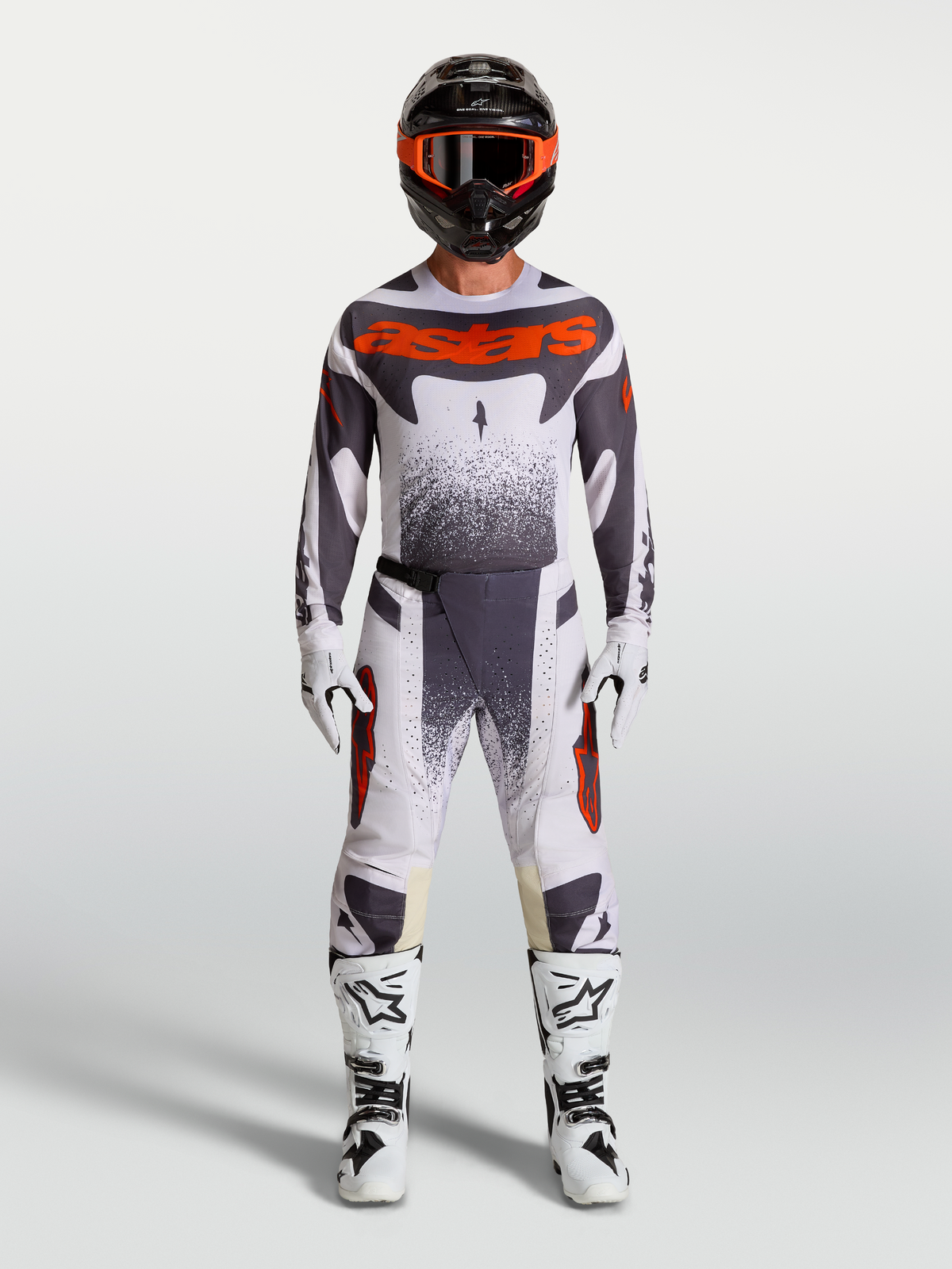 Alpinestars Techstar Swan byxor, motocrossutrustning för herr i ljuslila, mörkgrå och röd fluo med vita stövlar.